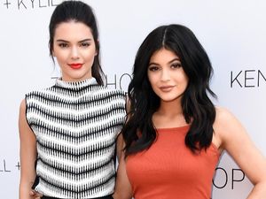 Terjebak di Dalam Lift, Ini yang Dilakukan Para Selebriti Dunia Terjebak di Dalam Lift, Ini yang Dilakukan Para Selebriti Dunia