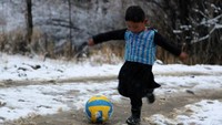 Seorang bocah asal Afghanistan bernama Murtaza Ahmadi tiba-tiba saja ramai jadi pembahasan di berbagai jejaring sosial Eropa. Bocah 5 tahun itu yang muncul memakai seragam Argentina bernomor punggung Lionel Messi. Murtaza mengundang simpati karena dia muncul menggunakan seragam dari bahan kantung plastik (Foto: AFP PHOTO / STR)