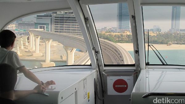 Pemandangan Naik Monorail di Pulau Buatan Dubai