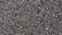 Suasana Fan Zone Piala Eropa di Kota Paris saat dilangsungkan konser pembukaan Piala Eropa 2016. Foto diambil dari Menara Eiffe (Foto: AFP PHOTO / ALAIN JOCARD)