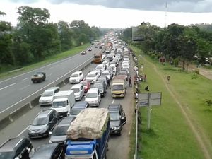 Puncak Menuju Jakarta Satu Arah, Lalin di Exit Tol Ciawi Padat 1 Km Puncak Menuju Jakarta Satu Arah, Lalin di Exit Tol Ciawi Padat 1 Km