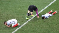 (Kiri ke kanan) Gary Cahill, Joe Hart , dan Dele Alli menunjukkan ekspresi kekecewaan setelah Inggris menelan kekalahan mengejutkan atas Islandia di babak 16 besar Piala Eropa 2016. Islandia memenangi pertandingan dengan skor 2-1 (Foto: AFP PHOTO / Valery HACHE)