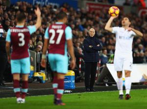 Swansea Berhentikan Bob Bradley Swansea Berhentikan Bob Bradley