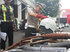 Polisi Musnahkan Ratusan Knalpot Brong Jelang Tahun Baru Polisi Musnahkan Ratusan Knalpot Brong Jelang Tahun Baru