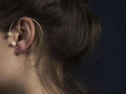 Wanita Buat Aksesori dari Gigi Manusia, Seram atau Kreatif?