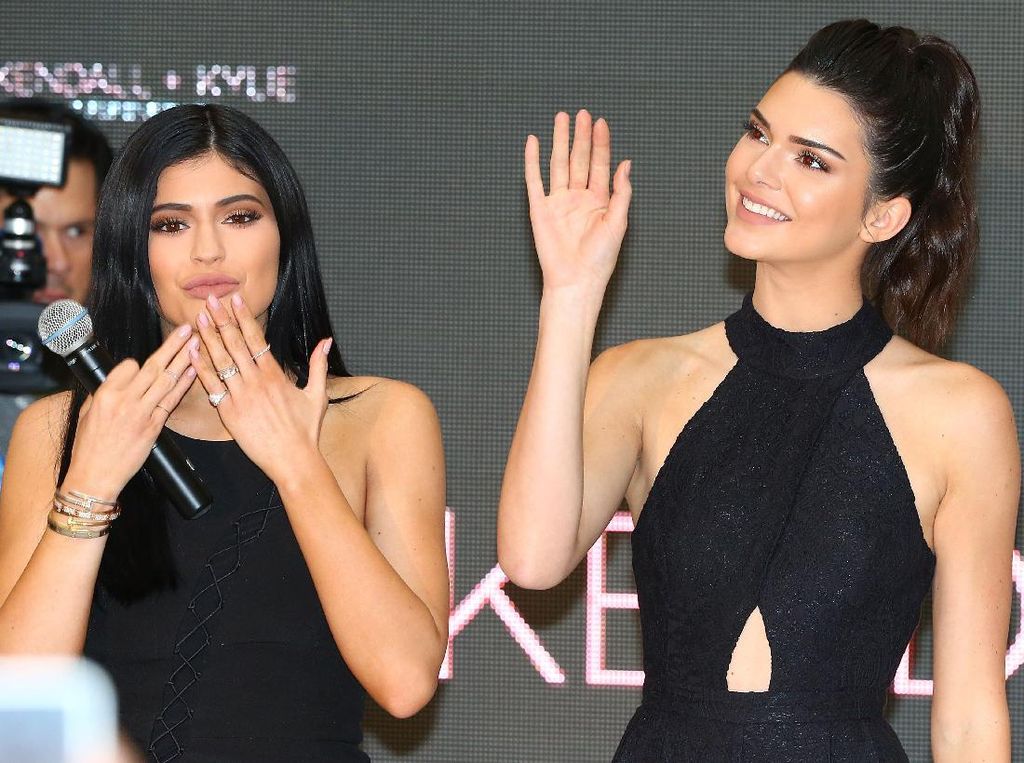 Duh, Kylie & Kendall Jenner Promosikan AirPods Abal-abal