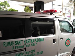 Anet Dibawa ke Masjid, Ikut Salat Jenazah Ayah dan 2 Saudaranya