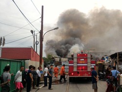 Kebakaran Dekat Pabrik Kimia di Jakarta Utara, 11 Mobil Damkar Meluncur