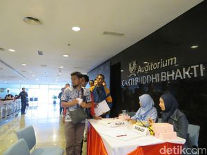 Peserta Tax Amnesty Padati Kantor Pusat Pajak Sejak Pukul 06.00 Peserta Tax Amnesty Padati Kantor Pusat Pajak Sejak Pukul 06.00