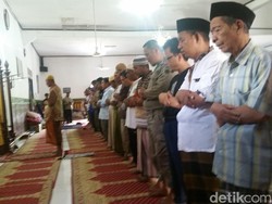 JK Salat Zuhur Berjemaah dengan Korban Banjir Bima