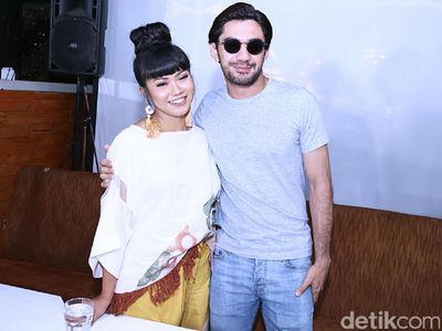 Yura Yunita Gaet Reza Rahadian di Video Klip Barunya