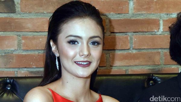 Pesona Amanda Rawles dengan Dress Merah