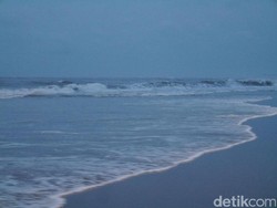 Turis Cari Ketenangan di Pantai Berawa, Eh Bokongnya Malah Direkam