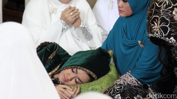 Terbaring Lemas, Julia Perez Menangis Saat Berdoa