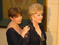 Keluarga Berencana Satukan Pemakaman Carrie Fisher dan Ibunda