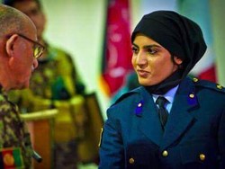 Foto: Cantiknya Pilot Berkerudung Afghanistan yang Kini Jadi Kontroversi