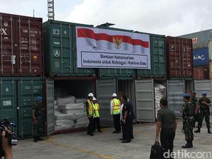 Menlu: RI Juga Pikirkan Bantuan Jangka Panjang untuk Rohingya