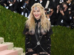 Baju Tergila Selebriti di Red Carpet 2016, Madonna Sampai Chrissy Teigen