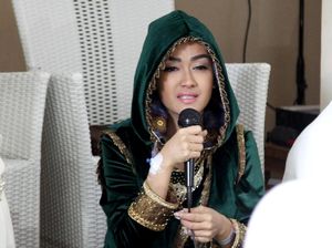 Berangkat Umrah, Julia Perez Gunakan Kursi Roda