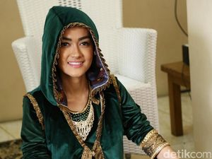 Berangkat Umrah Hari Ini, Julia Perez Tampak Bahagia dan Tegar