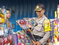 Jelang Tahun Baru, Polisi Sidak Penjualan Petasan di Pasar Asemka