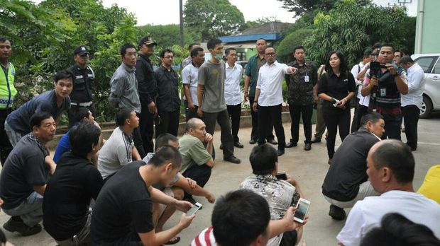 Hanif Dhakiri melakukan sidak di awal masa kerja di Menaker.