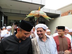 Momen Kebersamaan Agus Yudhoyono dan Anies di Panggung Maulid Nabi