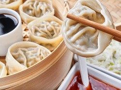 Di Malam Tahun Baru, Makan Jagung hingga Pangsit Jadi Tradisi di Mancanegara (1)