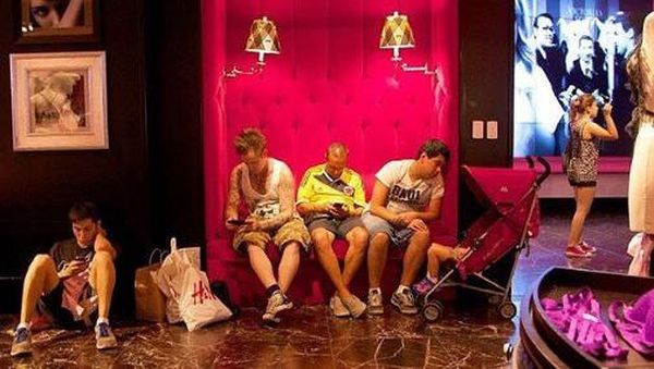 Potret Mengenaskan Suami Tunggu Istri Belanja