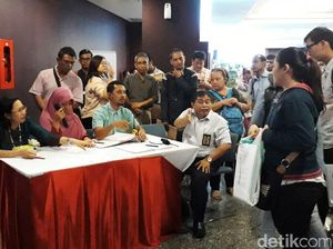 Penampakan Padatnya Kantor Pajak Oleh Pengantre Tax Amnesty Penampakan Padatnya Kantor Pajak Oleh Pengantre Tax Amnesty