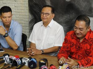 Apa Arti Kata-kata Mesra Dini dalam Foto Bersama Roy Marten?