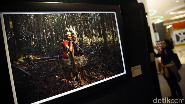Sejumlah pengunjung menikmati pameran foto 'Papua Ku Papua Mu' di Kuningan City, Jakarta.