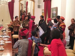 Bagikan SK Hutan Adat, Jokowi Dihadiahkan Kain Ulos dari Kepala Adat