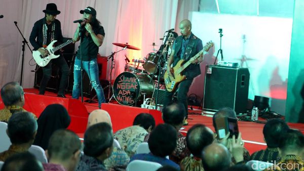 Slank Bikin Lantai Bursa Bergetar
