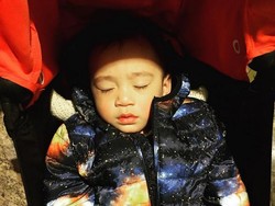 Rafathar, Ngapain Sih Duduk di Atas Kloset?