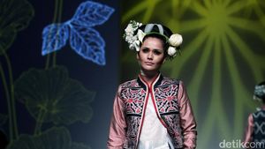 Foto: Koleksi Denny Wirawan di IPMI Trend Show 2017