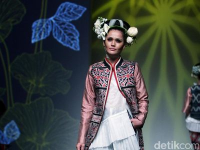 Foto: Koleksi Denny Wirawan di IPMI Trend Show 2017
