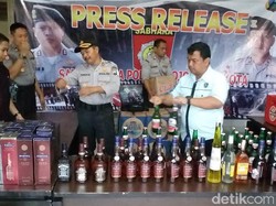 Polisi Bongkar Pemalsuan Miras Impor di Mojokerto