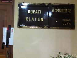 Ditangkap KPK, Bupati Klaten Dibawa ke Jakarta