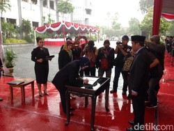 Risma Tetap Lantik Anggota Kabinet Barunya di Tengah Hujan Deras