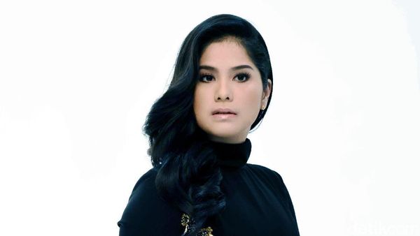 Kembali Jadi Model, Annisa Pohan Cantik Banget