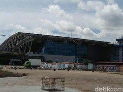 Seorang Wanita Tanpa Busana Naik Motor ke Bandara di Pontianak