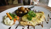 Enaknya Malam Ini Menyantap Pollo Stuffato dengan Saus Gurih