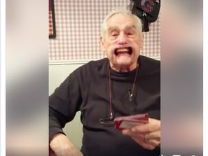 Ups! Video Lucu Kakek yang Gigi Palsunya Copot Ini Jadi Viral