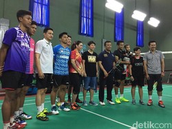 Ketika Menpora Tanding Lawan Taufik Hidayat cs