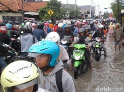 Tambak Langon Tergenang, Arus Lalu Lintas Macet