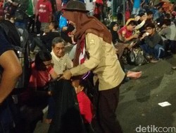 Jelang Tahun Baru, Pramuka Punguti Sampah yang Berserakan di Malioboro