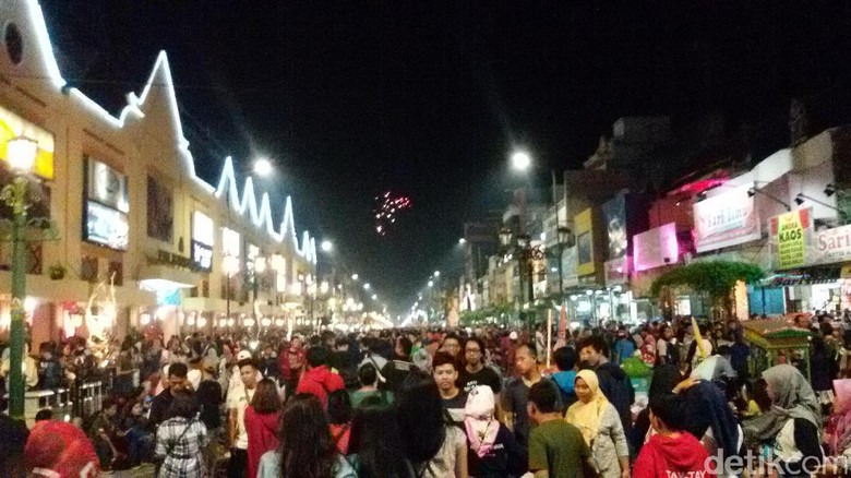 Suasana di Malioboro malam hari (Edzan Raharjo/detikTravel) Suasana di Malioboro malam hari (Edzan Raharjo/detikTravel)