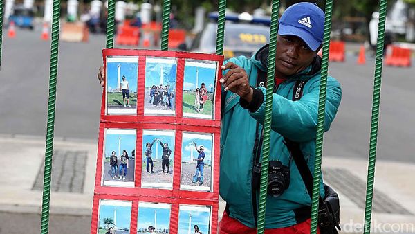 Liburan Panjang, Foto Keliling di Monas Banjir Rezeki