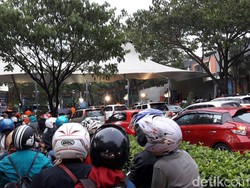 Ancol Sesak Jelang Tahun Baru, Parkir Motor Saja Susah